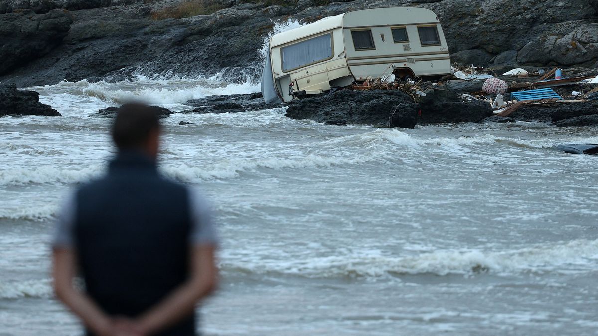 Automobily vyplavené mořem. Nevídané lijáky mají oběti v Řecku, Turecku i Bulharsku